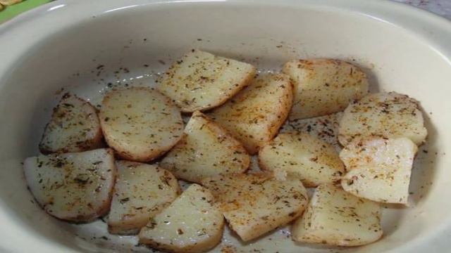 Ароматный картофель запеченный под сыром
