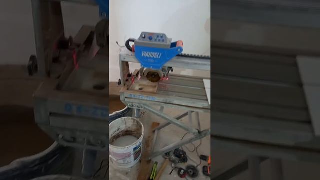 Автоматический плиткорез в работе!!! видео для тех кто занимается плиткой.