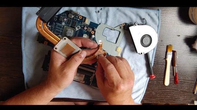 Апгрейд ноутбука Acer Aspire E1-531G, замена процессора, увеличение памяти, установка Оптибей + SSD смотреть онлайн