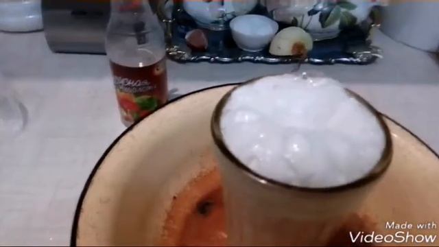 Много пены из уксуса 70% , пищевой соды и средства для мытья посуды. смотреть онлайн