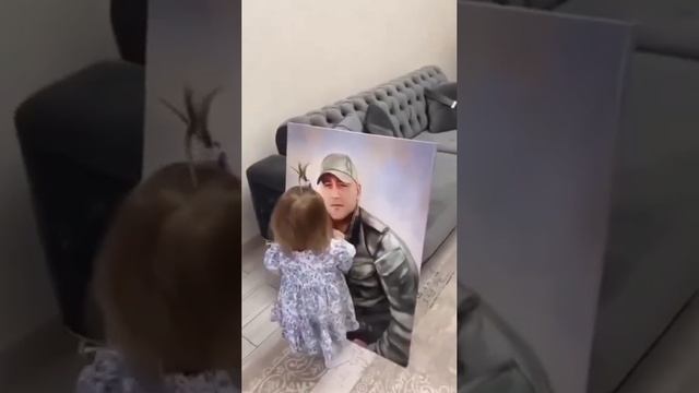 Маленькая девочка скучает по своему папе который на СВО