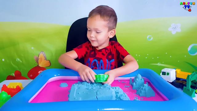 Кинетический Песок Лепим Фигурки из песка. Играем с Экскаватором и Грузовиком смотреть онлайн