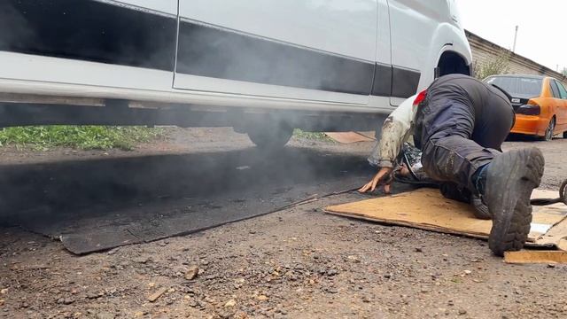 Обработка порогов пушсалом с печным мазутом (Fiat Ducato).