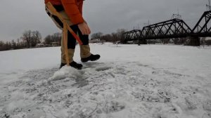 Зимняя рыбалка на щуку в Канаде.