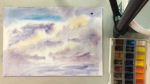Рисуем небо, облака по мокрому акварелью.