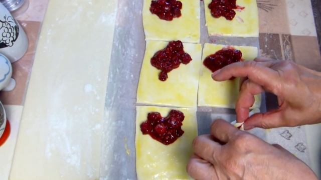 МАЛИНОВЫЕ СЛОЙКИ. Слойки с малиной из готового теста. смотреть онлайн