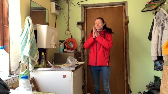 КУПИЛА ЗАБРОШЕННУЮ ДАЧУ/УБОРКА В СТАРОМ ДОМЕ/УБОРКА СТАРОГО ДОМА ДО И ПОСЛЕ/ВИТАЛЯ ВСПАХАЛ ОГОРОД/ смотреть онлайн