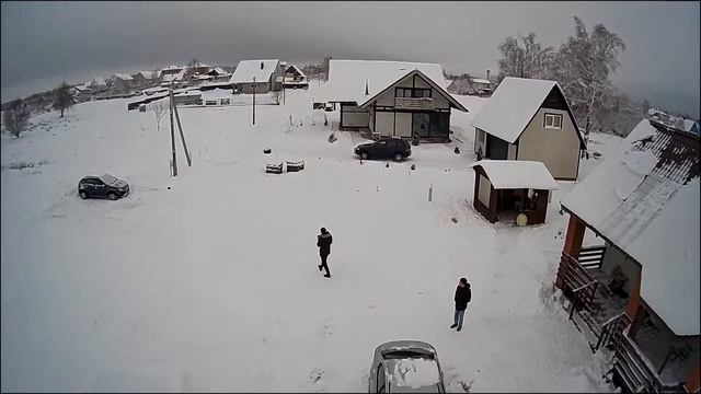 Видео полёта с коптера по зимним Головкам. Обзорная панорама с высоты 81 метр и пролёт между домами смотреть онлайн