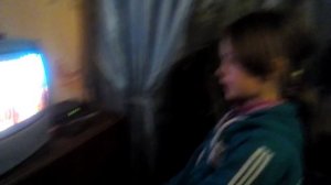 Прикол девочка разговаривает с телевизором.