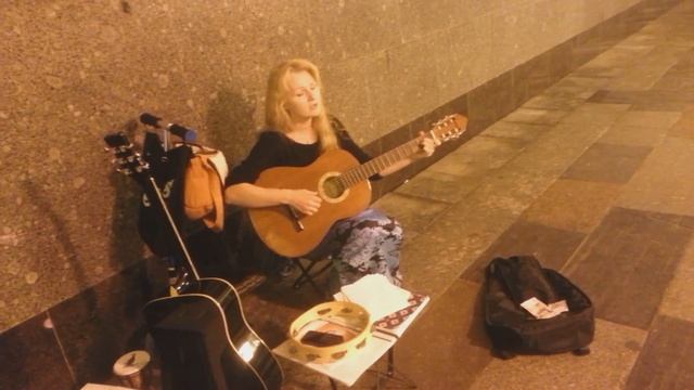 Окуджава, "Последний троллейбус", пою в переходе. смотреть онлайн