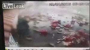 LiveLeak - Бесплатные напитки от грузовика