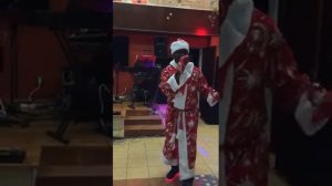 Дед мороз - негр, поёт татарскую песню?