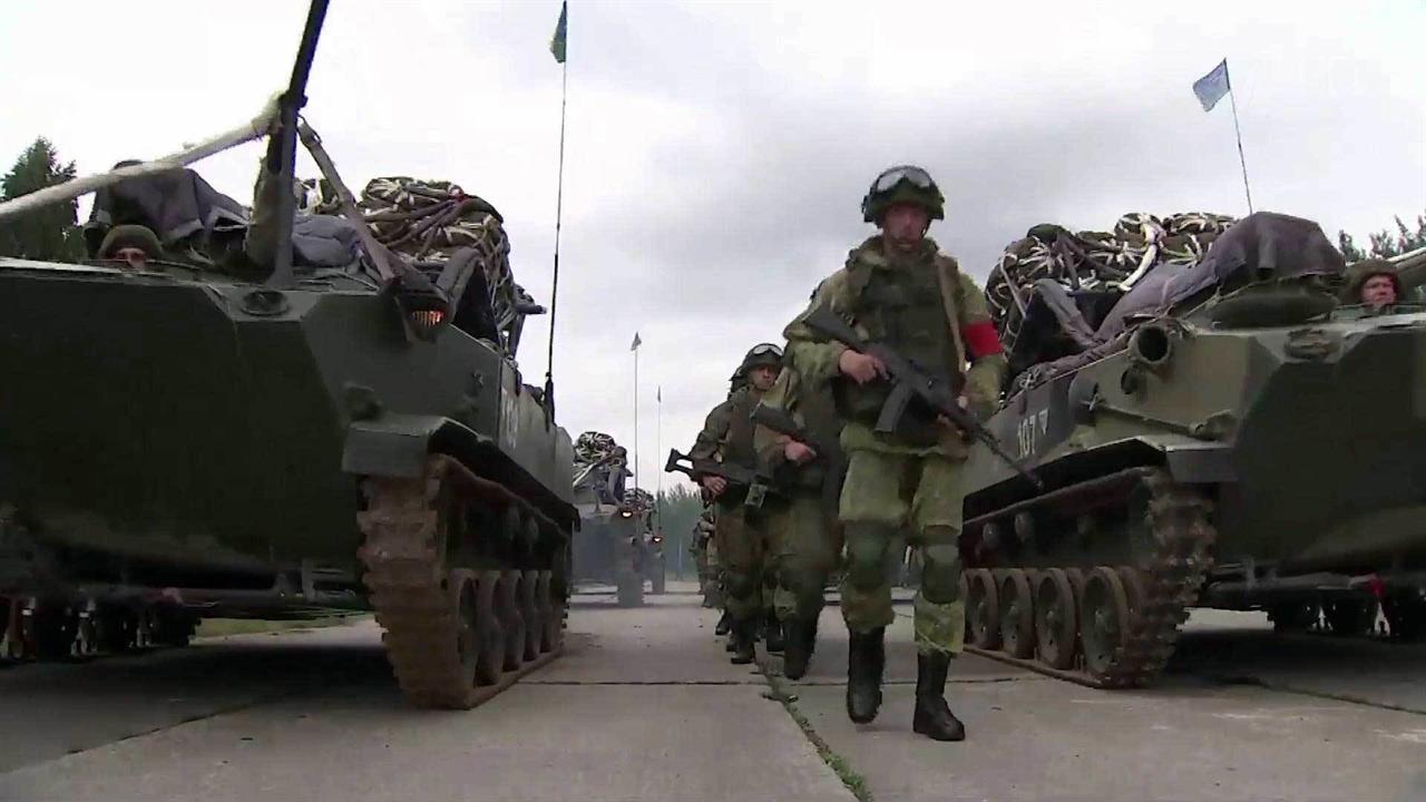 Тысячи военных, танки, самолеты и вертолеты задействованы в масштабных учениях "Запад-2017"