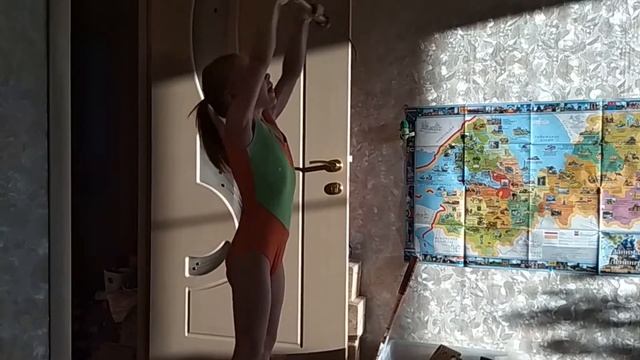 Лиза- Спортивная гимнастика.Брусья в домашних условиях. смотреть онлайн