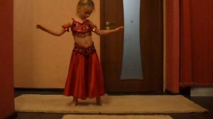 Девочка Алина танцует восточный танец