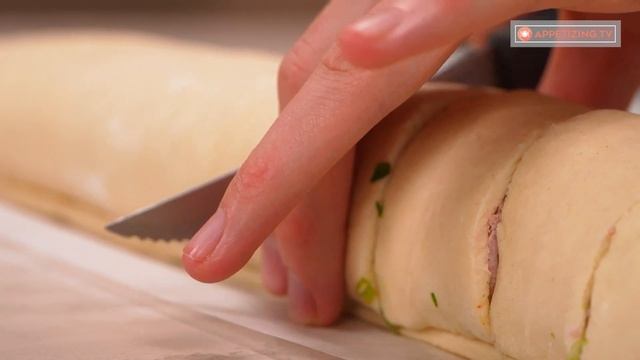 Everybody cooks this appetizer now! The puff pastry saves any festive meal смотреть онлайн