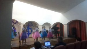 по сугробам ,новогодняя песня