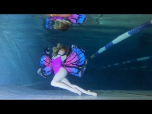 девушка в бассейне под водой / girl in the pool underwater