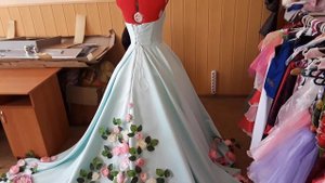 Шикарное богатое платье с цветами и со шлейфом