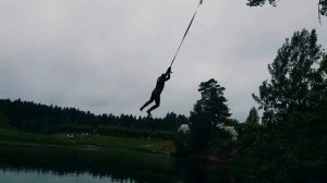 Тарзанка не для слабаков. Падение с обрыва в реку