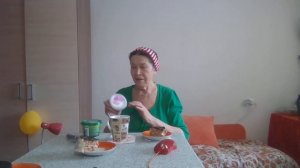 Пробую пирожное из хлебцев. А вы знаете, есть можно, даже вкусненько