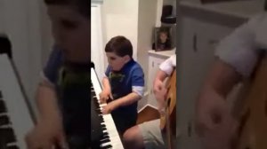 6-летний аутист играет на фортепиано