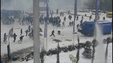 Наезд протестующего на силовиков в Актобе попал на видео