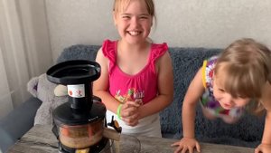 Обзор на шнековую соковыжималку Oberhof DRUCKEN Q-4/Делаем свежевыжатые соки с детьми