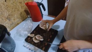 НОВЫЙ ПОЛ В КОРИДОРЕ. ДЕМОНТИРОВАЛ СТАРУЮ СТЯЖКУ РУКАМИ И ЗАЛИЛ НОВУЮ. ПЕРЕСЕЛЕНЦЫ . СЕРИЯ 64