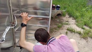 Присоединяем шкаф-багажник к электроскутеру