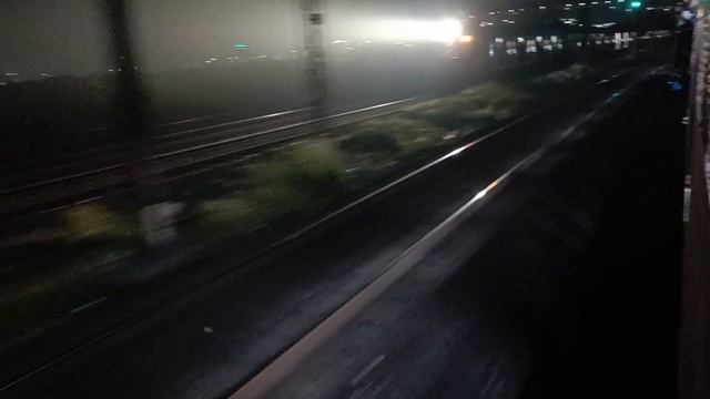 *FULL SPEED* Mumbai Local Train Ne Local Ko Kiya Parallel Overtake ? #localtrain #ammaralijourneys