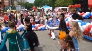 шоу-группа FRESH, на Дне Города с показом костюмов героев русских народных сказок