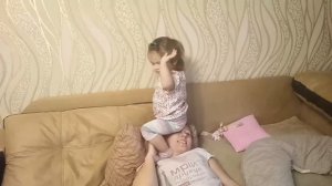 Ребенок реально сел на голову маме