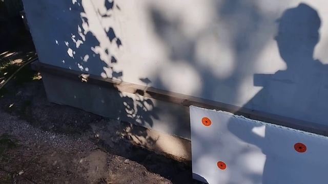 Строим ?. Часть 384. Утепление цоколя бани с внуком смотреть онлайн