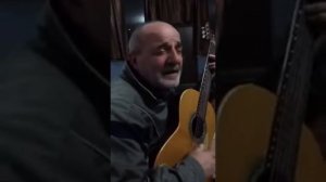 Дед Спел на гитаре, шансон, песня четкая
