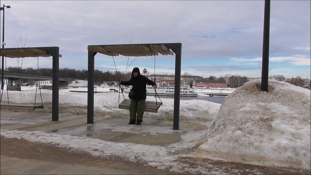 Лучшее время года это отпуск. Качели на набережной в Великом Новгороде, 18 марта 2023