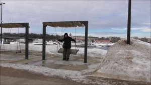 Лучшее время года это отпуск. Качели на набережной в Великом Новгороде, 18 марта 2023