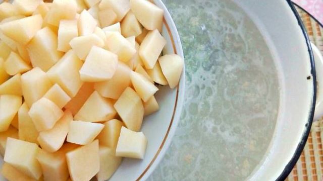 Картофельный суп с сырными шариками на курином бульоне