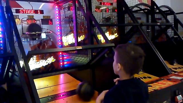 VLOG: Костя играет в мини-баскетбол/ Kostya plays mini-basketball смотреть онлайн