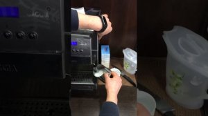 Приготовление капучино на кофемашине gaggia