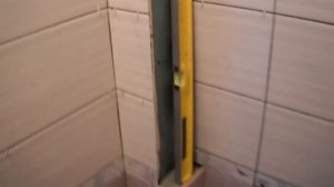 Укладка плитки в ванной, углы под 45 градусов