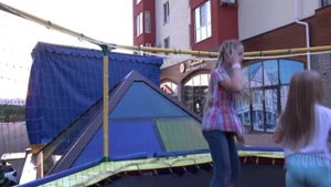 Дети играют в парке Алиса, Катя и Саша веселятся на детской площадке ! Видео для детей