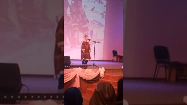 Мальчишка молодец. Читает здорово.