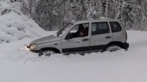 Шевроле Нива в глубоком снегу