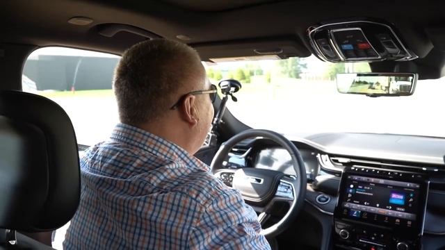 Роскошный внедорожник по доступной цене: обзор и тест-драйв Jeep Grand Cherokee Overland 2022 смотреть онлайн