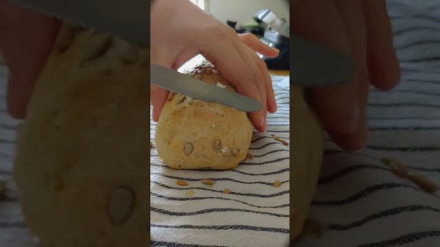 Простой хлеб из цельнозерновой муки на дрожжах в духовке