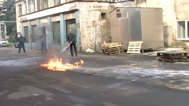 Тушение горящего бензина огнетушителем ОВЭ смотреть онлайн