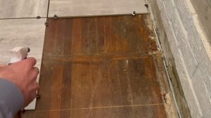 Этот мастер крепит керамогранит прямо на старый деревянный пол! Рабочая идея
