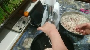 Домашня рублена ковбаса із двох видів м'яса ( в мене свинина і козлятина).