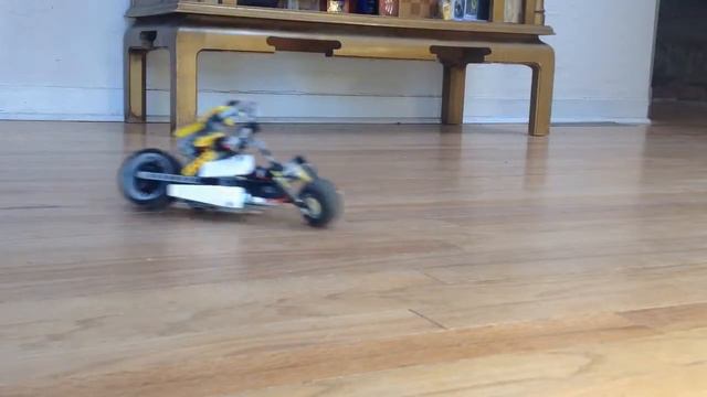 Lego Technic RC Motorcycle With Leaning Driver is Self Balancing смотреть онлайн